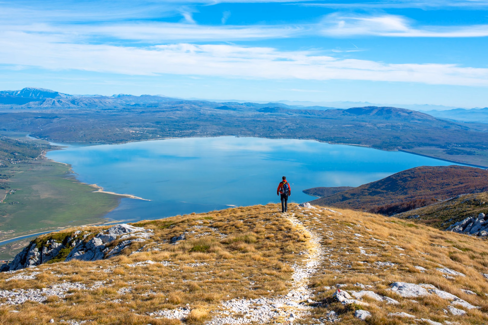 Weiter Blick über Küste und Landschaft